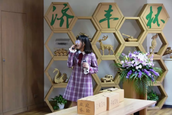 杨蕊同学在比赛现场答辩.png